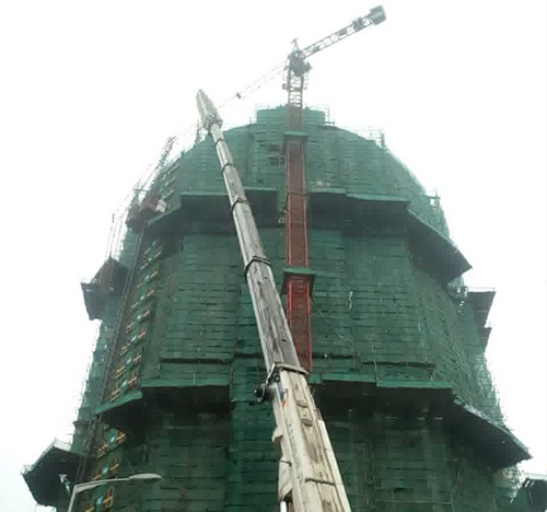 兰考吊车在工地上作业